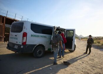 Migrantes suben a una camioneta de la Patrulla Fronteriza de Estados Unidos. Foto: Allison Dinner / EFE / EPA / Archivo.