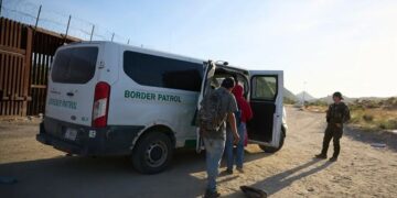 Migrantes suben a una camioneta de la Patrulla Fronteriza de Estados Unidos. Foto: Allison Dinner / EFE / EPA / Archivo.
