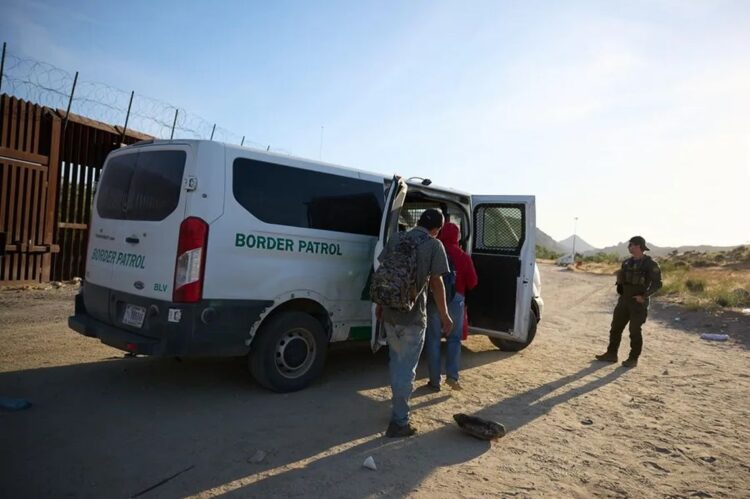 Migrantes suben a una camioneta de la Patrulla Fronteriza de Estados Unidos. Foto: Allison Dinner / EFE / EPA / Archivo.