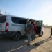 Migrantes suben a una camioneta de la Patrulla Fronteriza de Estados Unidos. Foto: Allison Dinner / EFE / EPA / Archivo.