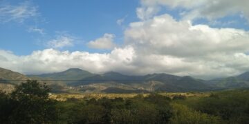 Montañas de Imías desde el litoral. Foto: José Julián Valiño Hernández.