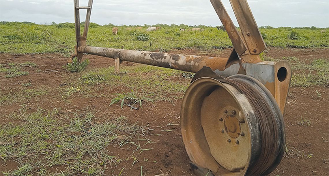 Muchos sistemas de riego de agua, como esta máquina Fregat, yacen abandonadas en campos cubanos. Foto: José Luis Martínez Alejo / Trabajadores.