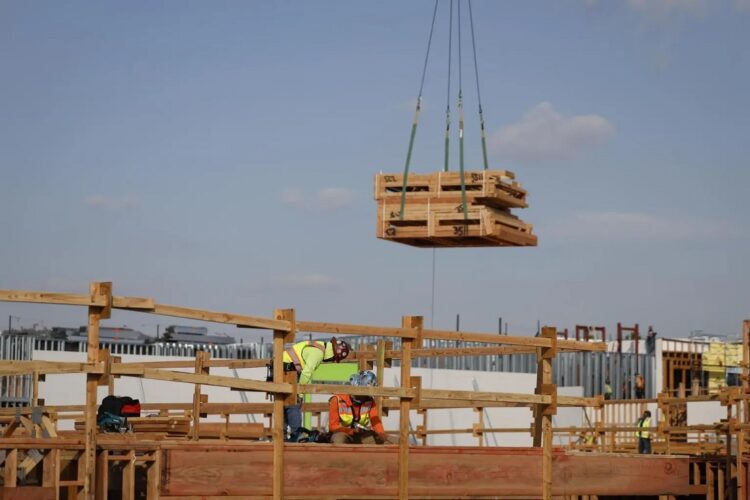 Obreros de la construcción en una obra de apartamentos en Los Ángeles, California. Foto:  CAROLINE BREHMAN /EFE.