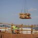 Obreros de la construcción en una obra de apartamentos en Los Ángeles, California. Foto:  CAROLINE BREHMAN /EFE.
