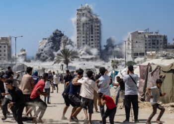 Palestinos viendo la Torre Mushtaha, en Gaza, tras un ataque aéreo israelí el 5 de septiembre de 2025. Foto: 2023. EFE/HAITHAM IMAD.