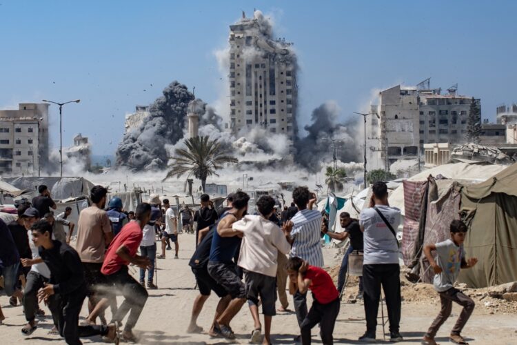 Palestinos viendo la Torre Mushtaha, en Gaza, tras un ataque aéreo israelí el 5 de septiembre de 2025. Foto: 2023. EFE/HAITHAM IMAD.
