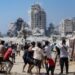 Palestinos viendo la Torre Mushtaha, en Gaza, tras un ataque aéreo israelí el 5 de septiembre de 2025. Foto: 2023. EFE/HAITHAM IMAD.