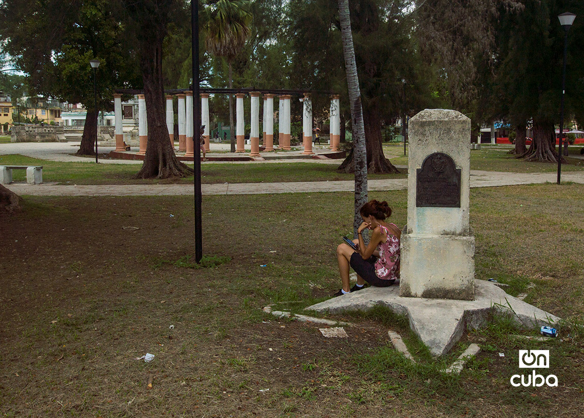 Una mujer se conecta a internet en el Parque Córdoba, n el reparto Sevillano. Foto: Otmaro Rodríguez.
