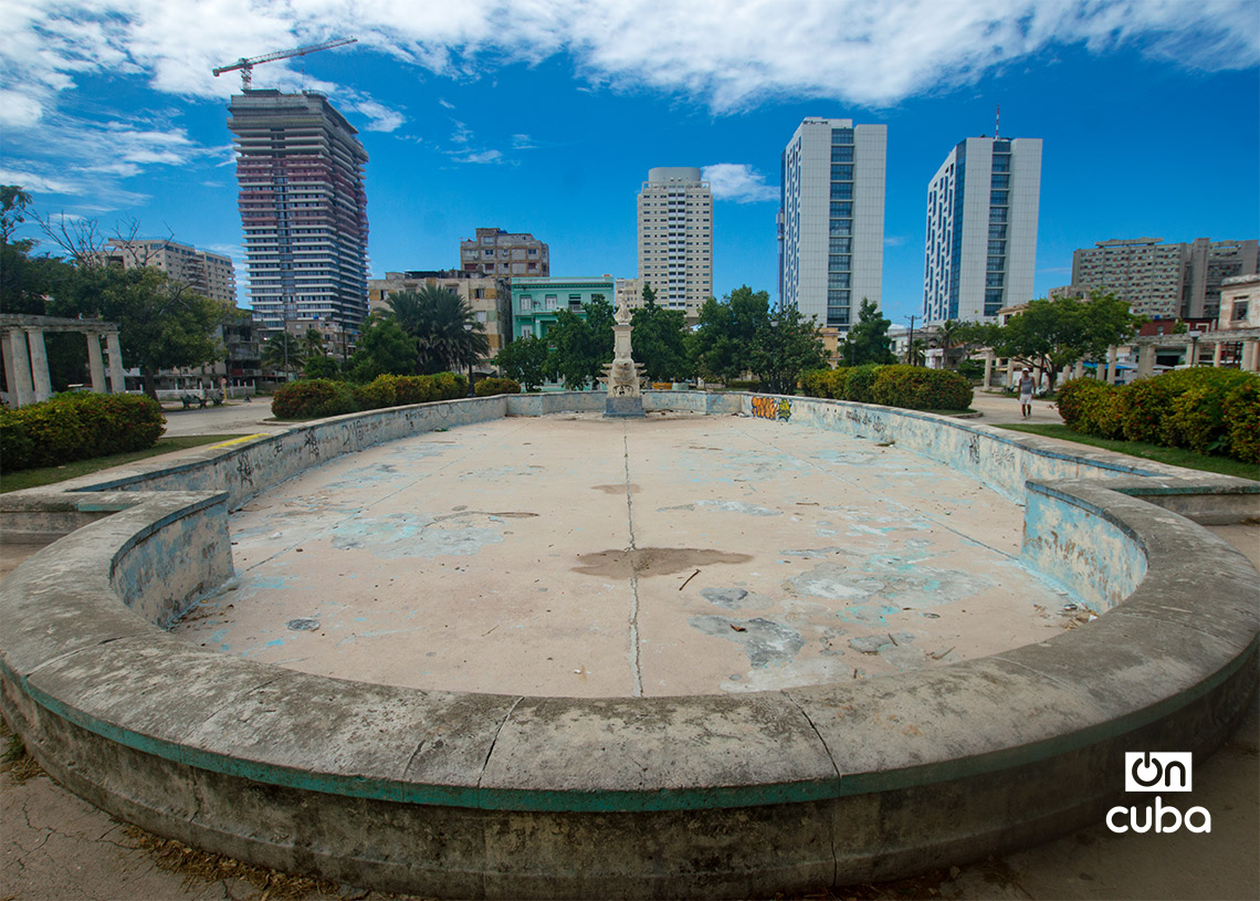 Signos de abandono en la fuente con estatua de Venus, en el parque habanero Gonzalo de Quesada. Foto: Otmaro Rodríguez.