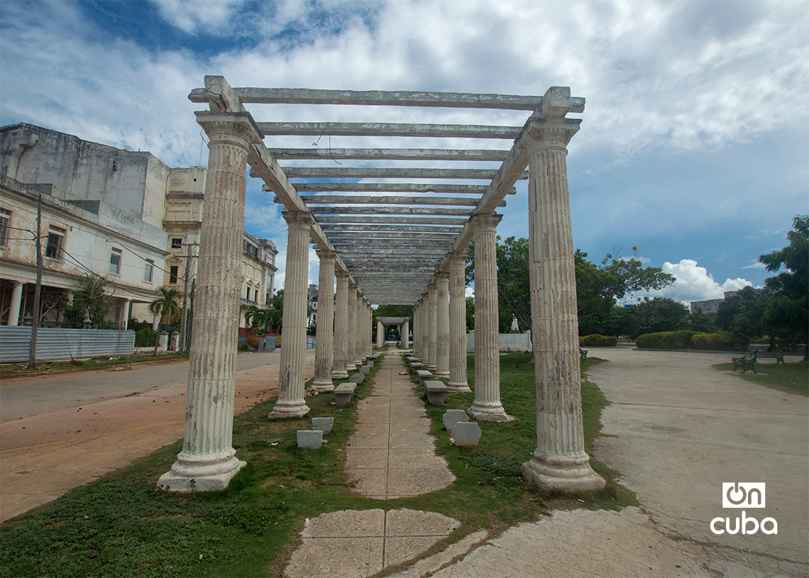 Dos largos tramos de pérgolas rectas en el Parque Gonzalo de Quesada, en La Habana. Foto: Otmaro Rodríguez.
