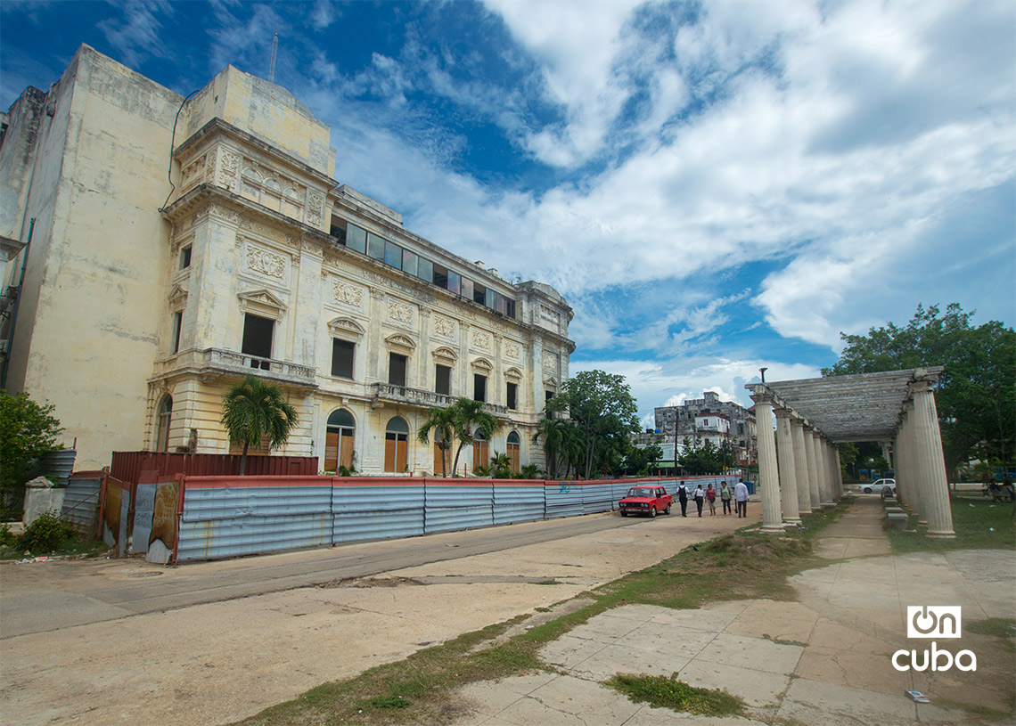 Antiguo Teatro Auditorium, luego teatro Amadeo Roldan, hoy en mal estado, en una esquina del parque habanero Gonzalo de Quesada. Foto: Otmaro Rodríguez.