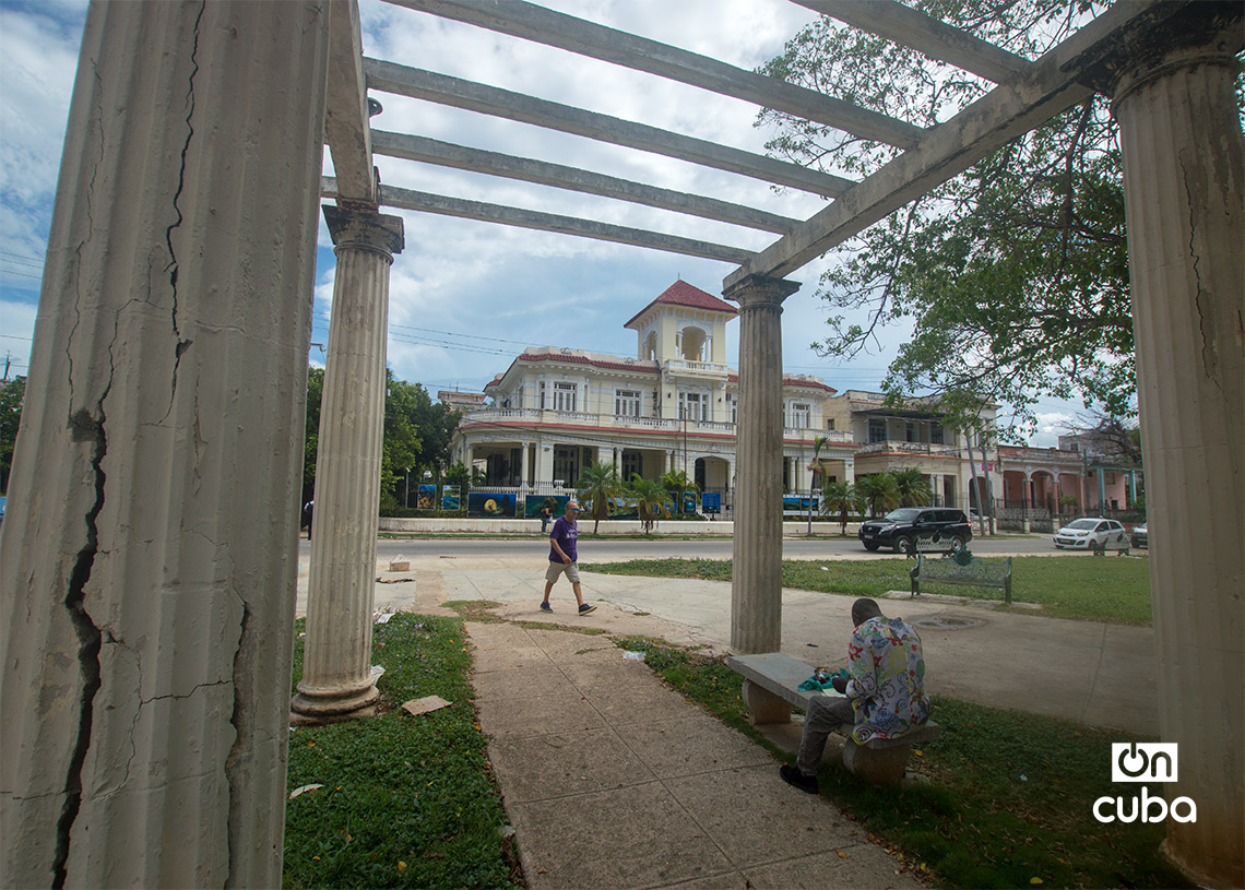 Deterioro en las columnas que sostienen una pérgola, en el parque Gonzalo de Quesada, en La Habana. Foto: Otmaro Rodríguez.