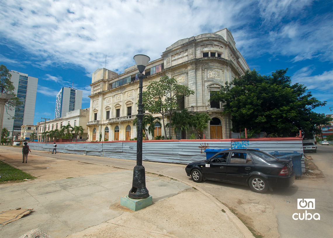 Antiguo Teatro Auditorium, luego teatro Amadeo Roldan, hoy en mal estado, en una esquina del parque habanero Gonzalo de Quesada. Foto: Otmaro Rodríguez.