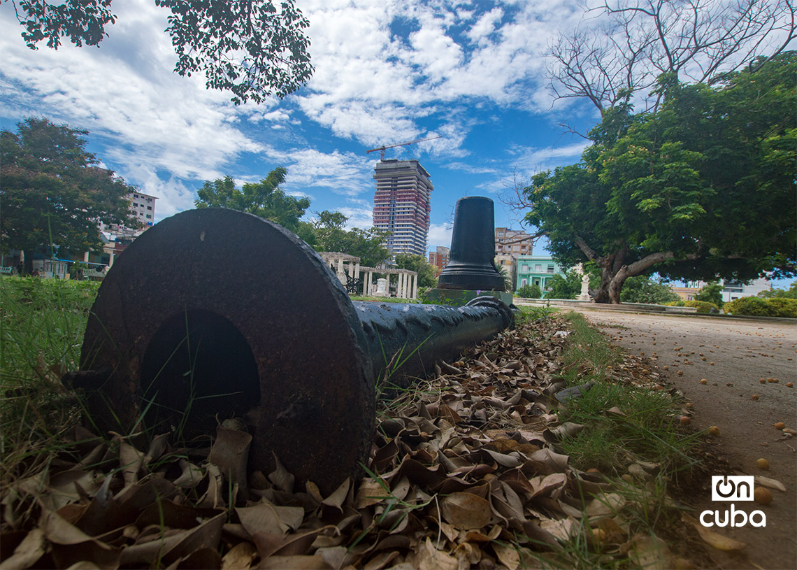Farola derrumbada en el parque habanero Gonzalo de Quesada. Foto: Otmaro Rodríguez.