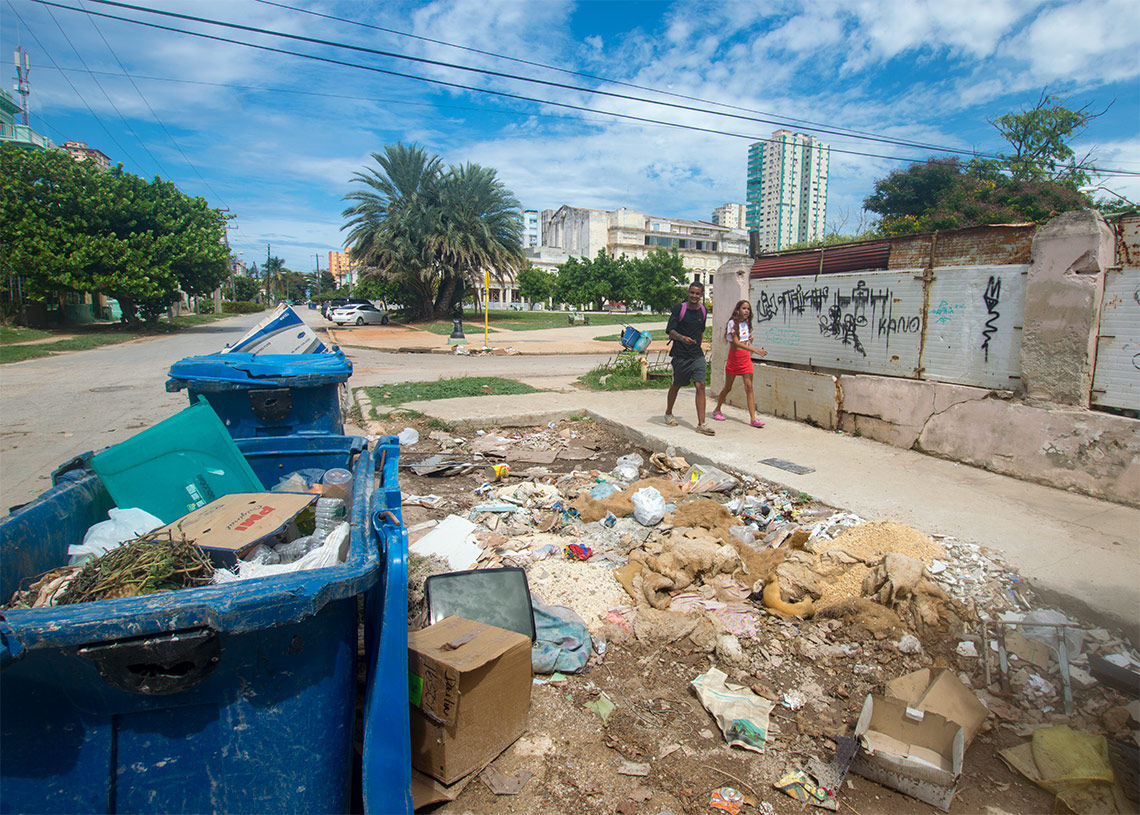 Basurero en una esquina del parque habanero Gonzalo de Quesada. Foto: Otmaro Rodríguez.