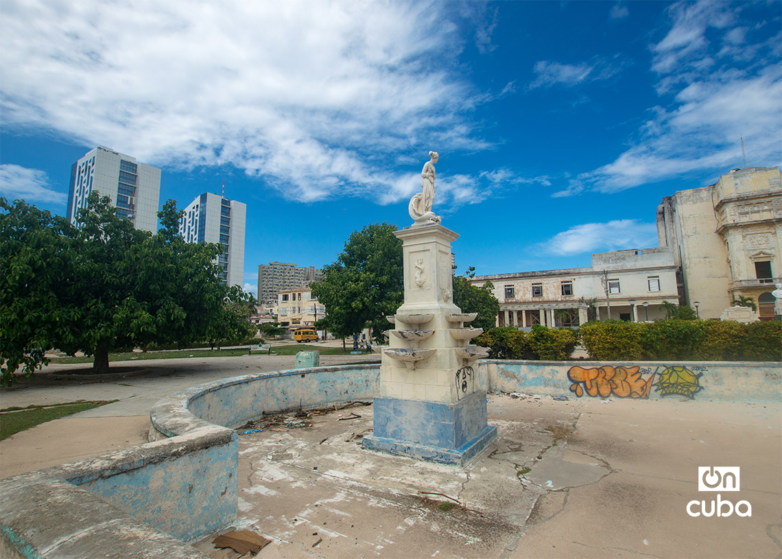 Escultura de la diosa Venus donde antiguamente estaba la del dios Neptuno, en el parque habanero Gonzalo de Quesada. Foto: Otmaro Rodríguez.