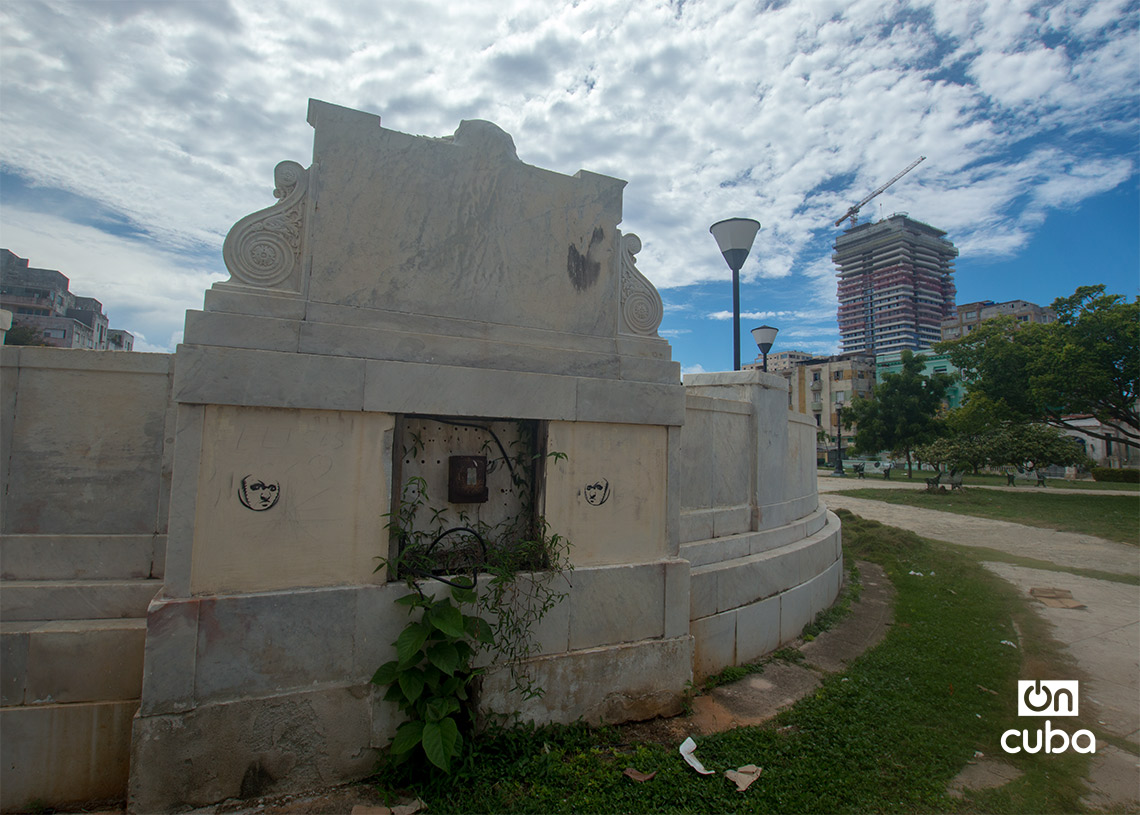 Parte trasera de la planta semicircular de mármol blanco, en el parque Gonzalo de Quesada, en La Habana. Foto: Otmaro Rodríguez.