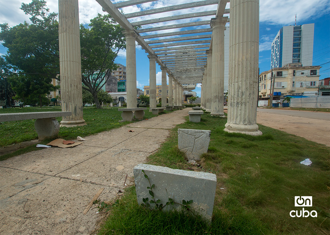 Banco "pirateado" (en primer plano) en el parque Gonzalo de Quesada, en La Habana. Foto: Otmaro Rodríguez.