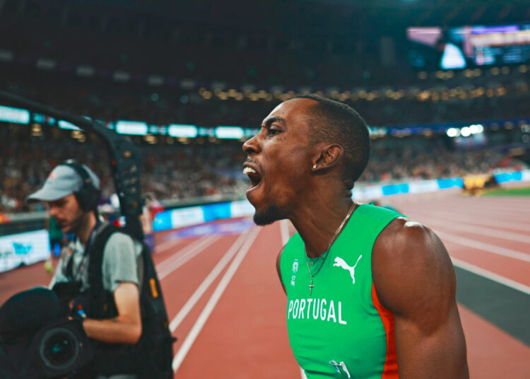 Pedro Pablo Pichardo celebra su victoria en el triple salto del Mundial de atletismo en Tokio. Foto: Alex Pavlevski/EFE/EPA.