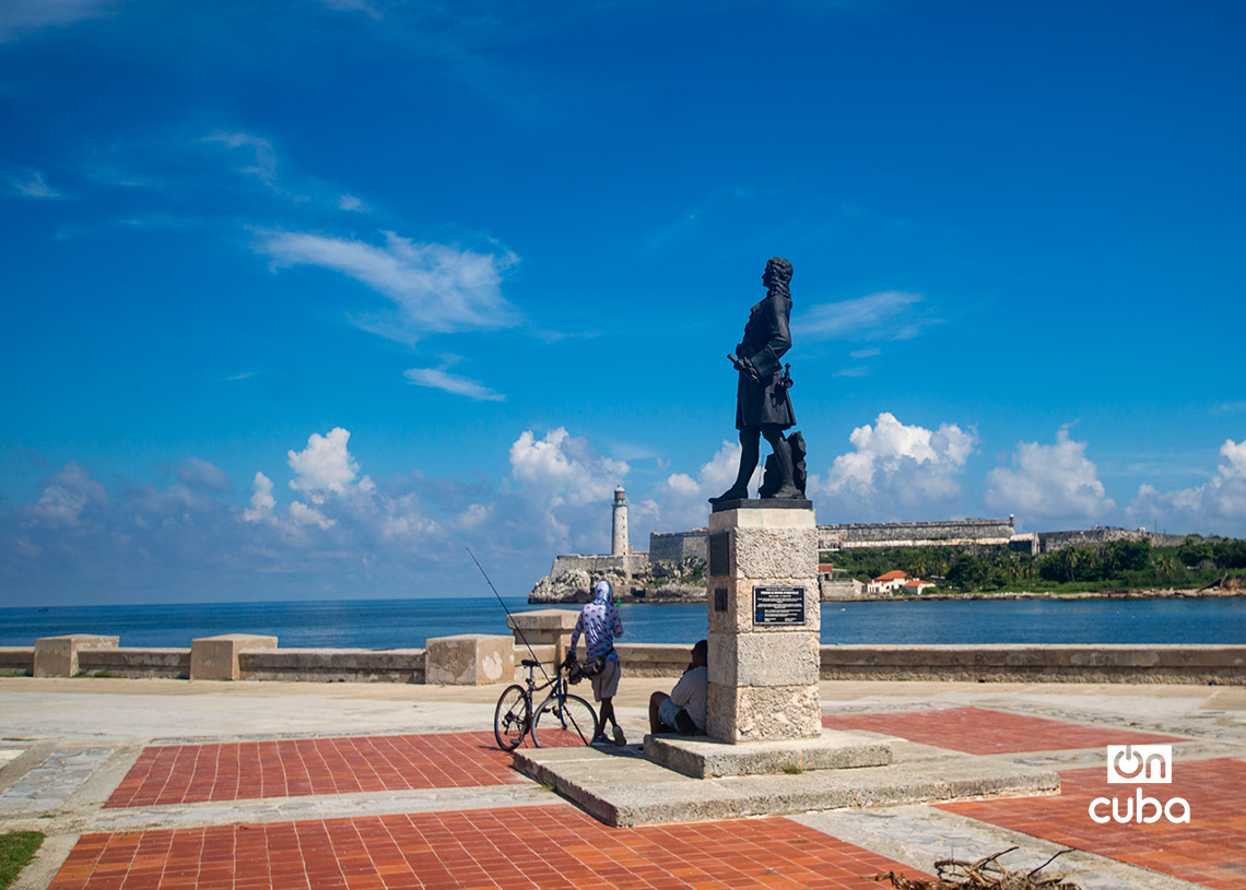 Estatua del militar y explorador canadiense Pierre le Moyne d’lberville, en la explanada de La Punta. Foto: Otmaro Rodríguez.