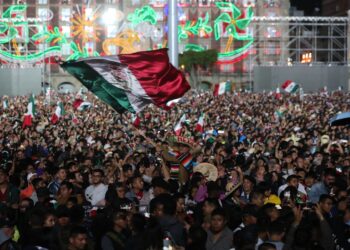 Una multitud abarrota la Plaza de la Constitución durante la ceremonia por el 215 aniversario del Grito de Independencia desde el Palacio Nacional en Ciudad de México. Foto: Mario Guzmán/EFE.