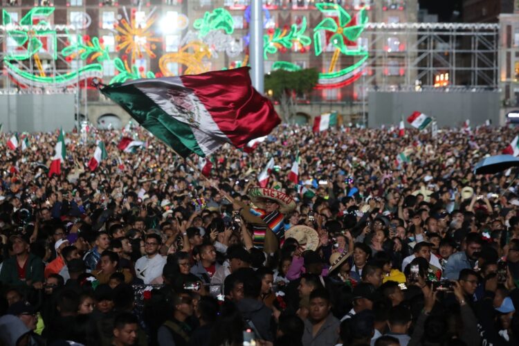 Una multitud abarrota la Plaza de la Constitución durante la ceremonia por el 215 aniversario del Grito de Independencia desde el Palacio Nacional en Ciudad de México. Foto: Mario Guzmán/EFE.