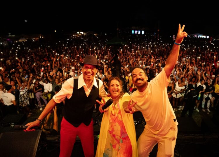 Edith Massola, directora artística del evento asumió junto a Marlon Pijuán y Bárbaro Marín la conducción en escena cada noche. Josone amaneció este sábado con un espectacular concierto de Wampi que el público esperó a pesar de la lluvia. Foto: Cortesía Festival Varadero Josone.