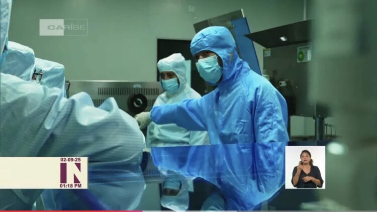 Producción de aspirina entre Cuba y China en una planta de la ciudad de Wuhan. Foto: Captura de pantalla del Canal Caribe.