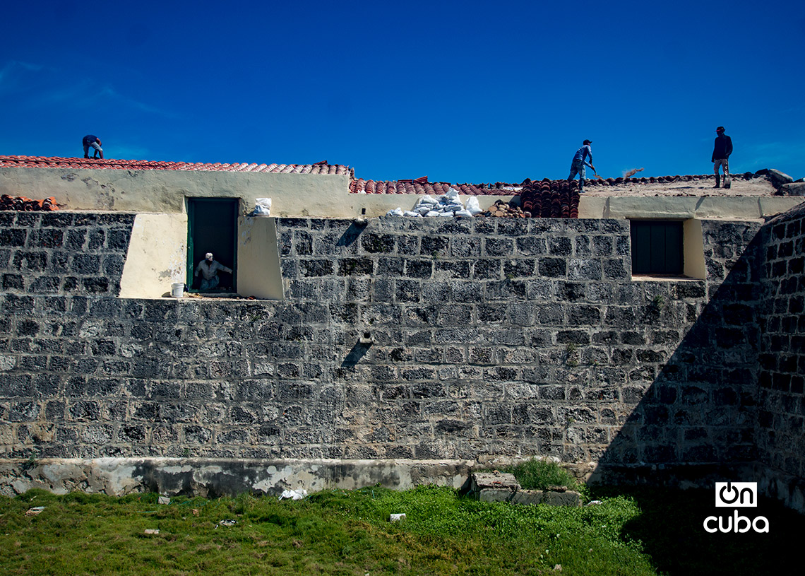 Labores de reparación en el castillo San Salvador de La Punta, a la entrada de la bahía habanera. Foto: Otmaro Rodríguez.
