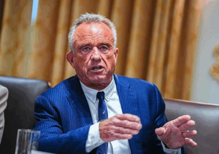 Secretario de Salud y Servicios Humanos de Estados Unidos, Robert F. Kennedy, Jr. en la Sala del Gabinete de la Casa Blanca en Washington, D.C. Foto: EFE/EPA/AARON SCHWARTZ / POOL