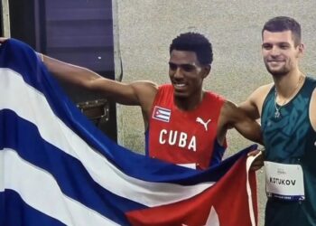 Robiel Yankiel Sol celebra su victoria en Nueva Delhi junto a la plata, Kotukov. Foto: DeporCuba.