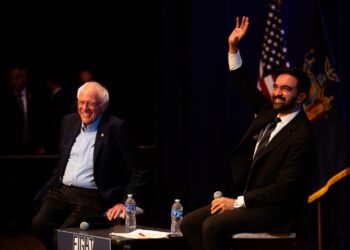 El candidato demócrata a la alcaldía de NYC, Zohran Mamdani y el senador Bernie Sanders (i) durante el Fighting Oligarchy Tour en el Brooklyn College. Foto: EFE/JULIUS CONSTANTINE MOTAL.