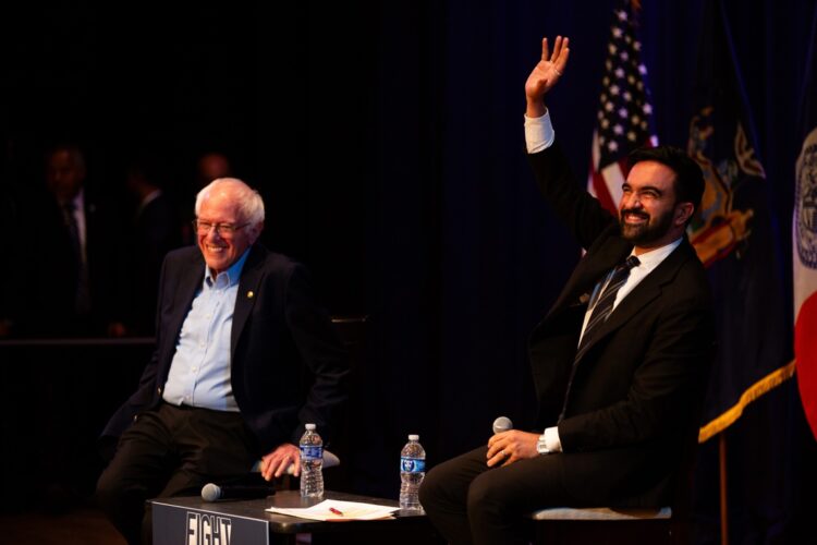 El candidato demócrata a la alcaldía de NYC, Zohran Mamdani y el senador Bernie Sanders (i) durante el Fighting Oligarchy Tour en el Brooklyn College. Foto: EFE/JULIUS CONSTANTINE MOTAL.