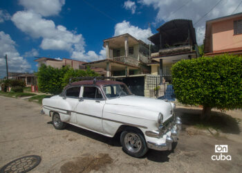 Un auto clásico frente a un grupo de casas del reparto Sevillano, en La Habana. Foto: Otmaro Rodríguez.