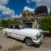 Un auto clásico frente a un grupo de casas del reparto Sevillano, en La Habana. Foto: Otmaro Rodríguez.