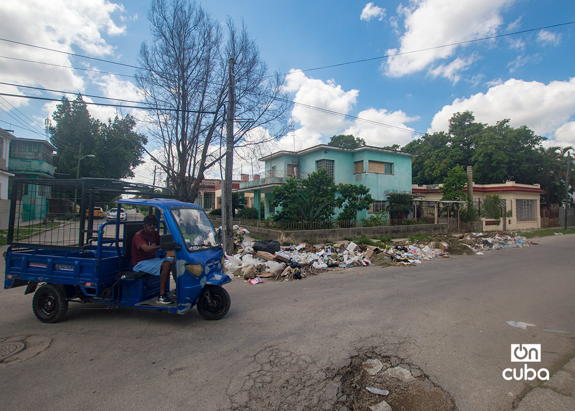 Acumulación de basura en el reparto Sevillano. Foto: Otmaro Rodríguez.