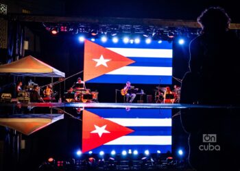 Anoche, durante las pruebas de sonido para el concierto en La Habana que abrirá la gira de Silvio Rodríguez por Latinoamérica. Foto: Kaloian.