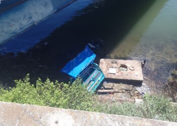 Caída de un triciclo eléctrico por el puente del viaducto y hacia el río San Juan, en Matanzas. Foto: Facebook/Pedro Rizo Martínez.