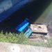 Caída de un triciclo eléctrico por el puente del viaducto y hacia el río San Juan, en Matanzas. Foto: Facebook/Pedro Rizo Martínez.
