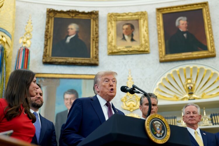 Donald Trump durante un anuncio en la Oficina Oval de la Casa Blanca. Foto: EFE/EPA/AL DRAGO / PO