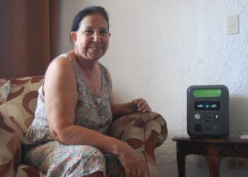 Una de las usuarias de los productos de Tulip, Teresita Cervantes, dice sentirse protegida luego de adquirir la estación energética y pondera su margen de garantía deseis meses. Foto: AMD.