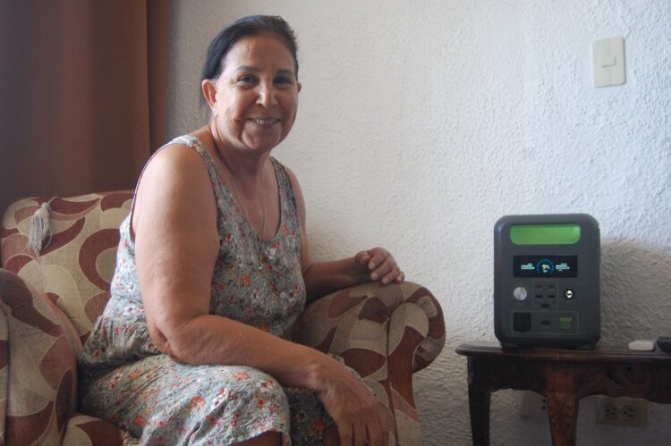 Una de las usuarias de los productos de Tulip, Teresita Cervantes, dice sentirse protegida luego de adquirir la estación energética y pondera su margen de garantía deseis meses. Foto: AMD.