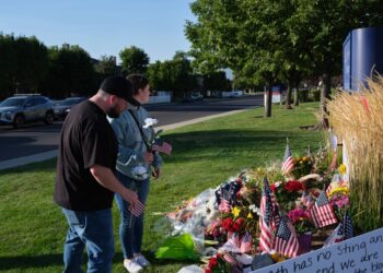 Dos residentes de Utah durante vigilia por Charlie Kirk. EFE/EPA/LINDSAY D'ADDATO.
