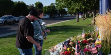 Dos residentes de Utah durante vigilia por Charlie Kirk. EFE/EPA/LINDSAY D'ADDATO.