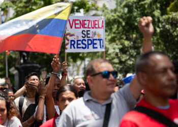 Marcha en respaldo a Nicolás Maduro, este viernes en Caracas. Foto:  Ronald Peña/EFE.
