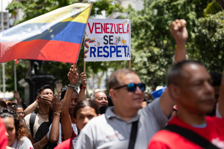 Marcha en respaldo a Nicolás Maduro, este viernes en Caracas. Foto:  Ronald Peña/EFE.