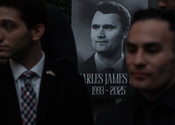 Miembros de un  Club de Jóvenes Republicanos en una vigilia en memoria de Charlie Kirk. Foto: EFE/EPA/OLGA FEDOROVA.