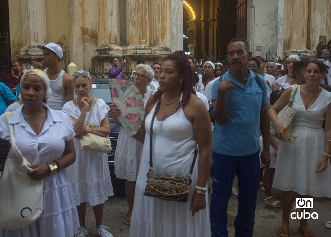 Devotos cubanos honran a la Virgen de las Mercedes, en la Iglesia de Nuestra Señora de la Merced, en la Habana Vieja. Foto: Otmaro Rodríguez.