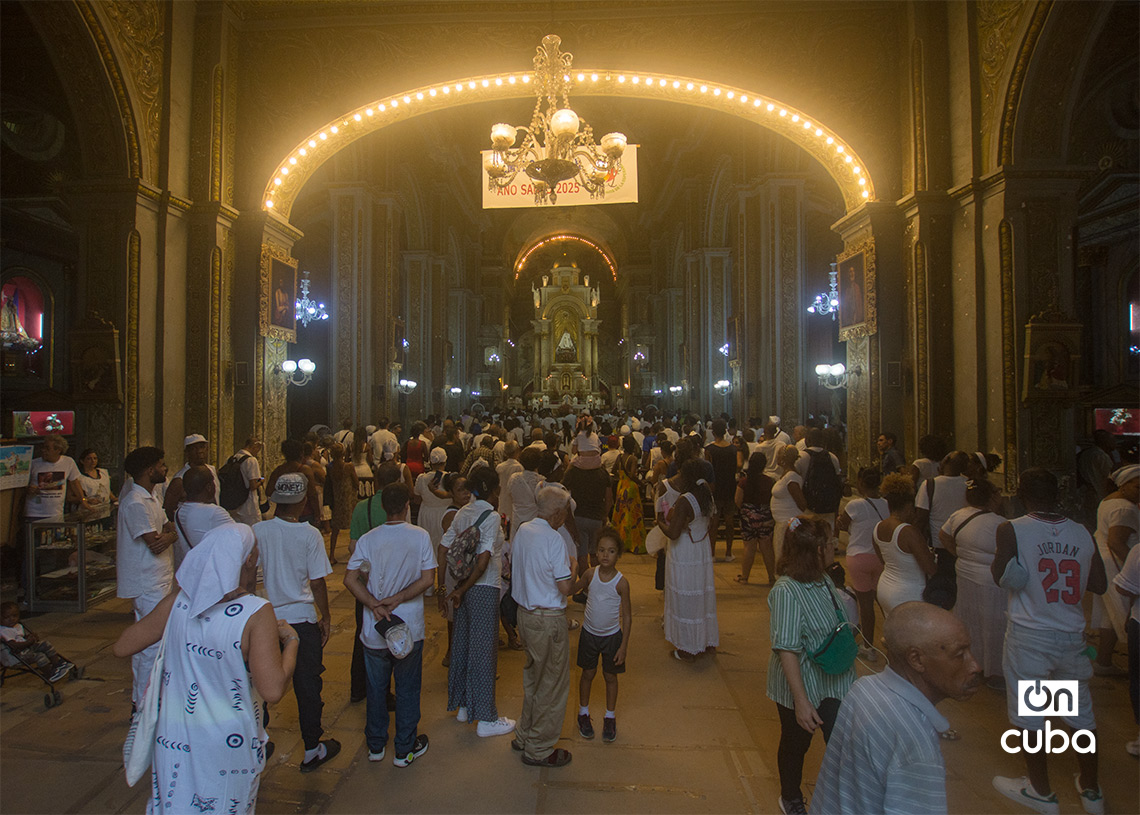 Devotos cubanos honran a la Virgen de las Mercedes, en la Iglesia de Nuestra Señora de la Merced, en la Habana Vieja. Foto: Otmaro Rodríguez.
