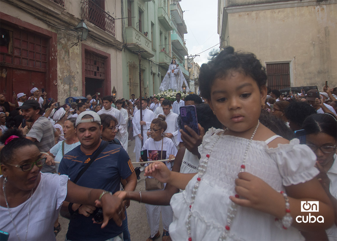 Procesión de la imagen de la Virgen de las Mercedes, en calles aledañas a la Iglesia de Nuestra Señora de la Merced, en la Habana Vieja. Foto: Otmaro Rodríguez.
